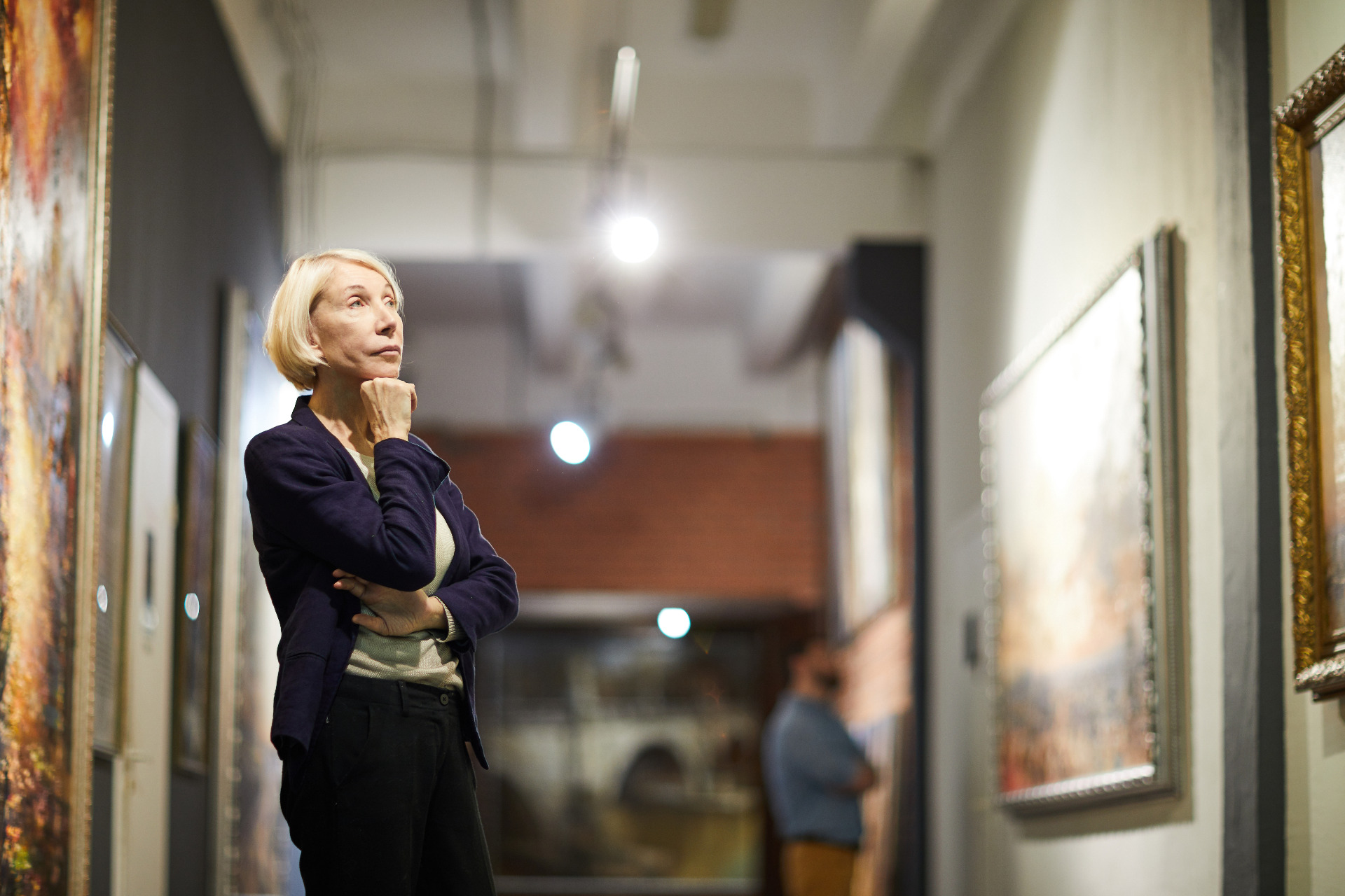 pensive-woman-in-museum-6fmkrsd.jpg